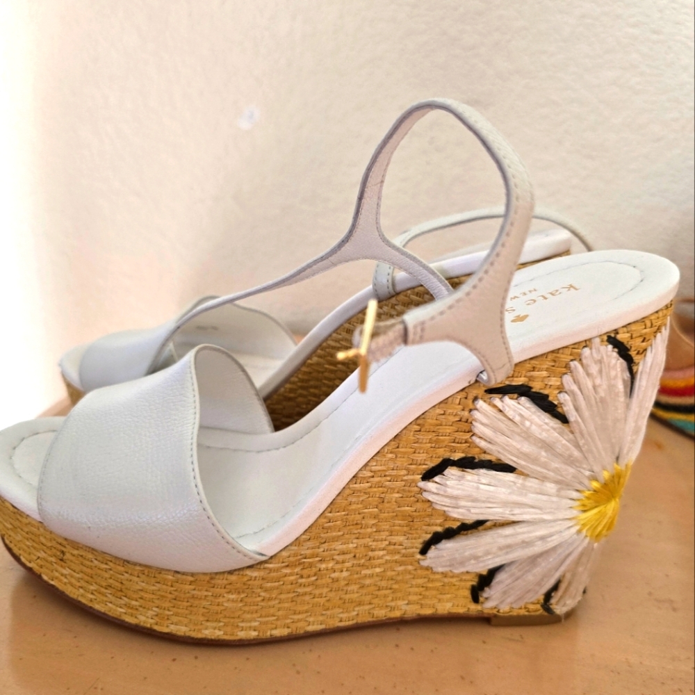 Kate Spade White Wedge Sandals with Daisy Design Good Used Conditiin